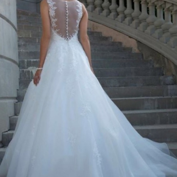 A-Line wedding gown (size 18) - Picture 5 of 5